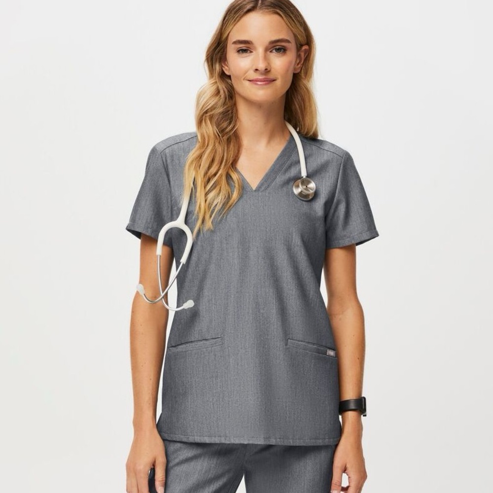 FIGS Casma Three-Pocket Scrub Top in graphite